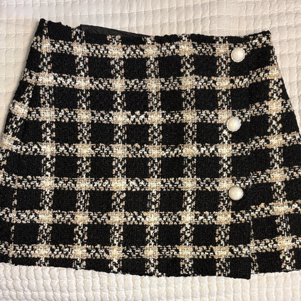 Lumiere Chic Black and Cream Plaid Mini Skirt, Size Medium